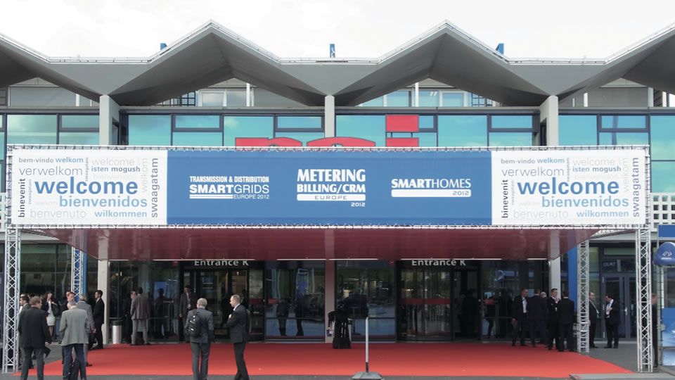 ▲ Amsterdam RAI Convention Centre会場入り口<br />
Smart Homes 2012、Transmission & Distribution/Smart Grids Europe 2012も併設された今回のイベントは、320社を超える企業が出展、2011年の参加者5000人を上回る6700人が参加した。スマート・エネルギー関連産業をリードする欧州最大の専門展示会であることを示した。