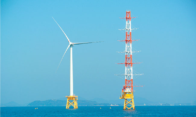 写真1　NEDOが、銚子沖（2.4MW,2013年3月稼働開始）に続いて2013年6月から稼働させた北九州市沖の洋上風力発電（2MW）の実証実験の模様。