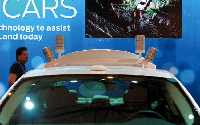 Fordのルーフの上に3Dセンサーを搭載した実験車。取得した3Dデータをディスプレイに表示する。同社は、この取得した情報を電車や飛行機などの交通網にも提供することで、将来は社会全体での安全性向上と交通混雑解消による環境の向上に貢献したいという。
