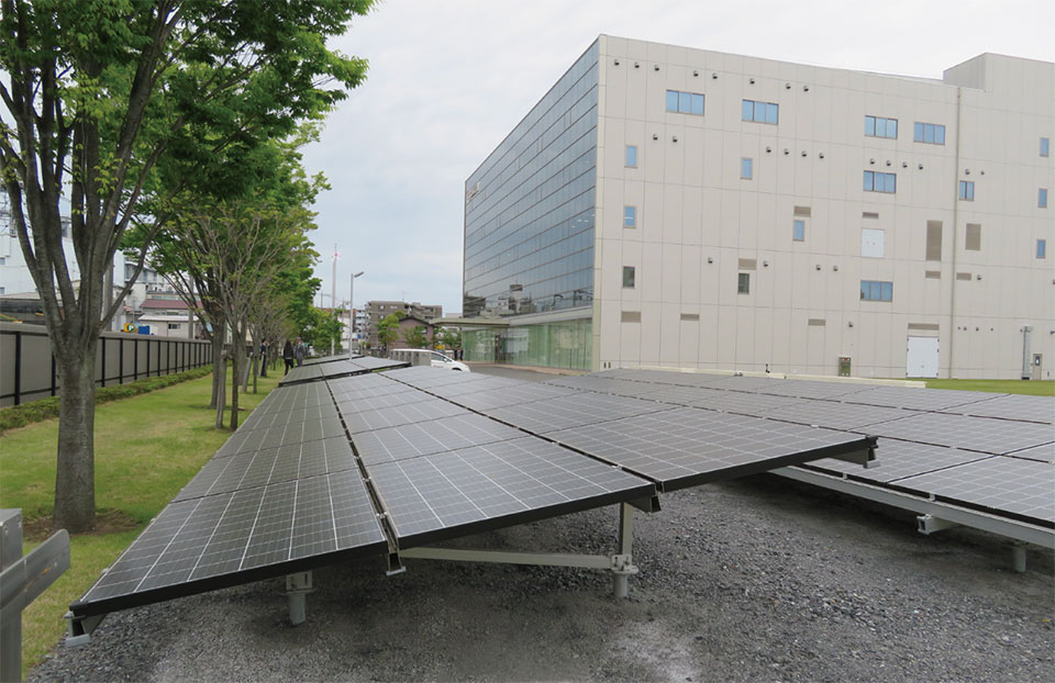 写真1　京セラ・横浜中山事業所入り口に設置された実証設備（太陽光パネル等）