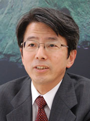 写真1　TELECOM2009の印象を語る河内正孝氏（総務省 大臣官房総括審議官）