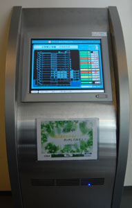 写真3　10階の江崎研究室付近のエレベータ前に設置されている電力量表示端末（スマートグリッド端末）の外観