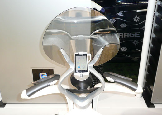 写真4　ヤマハ発動機㈱と共同開発した電動スクータ「EC-Miu」にスマートフォンを連結