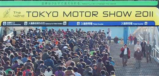 長蛇の列の来場者でごった返す第42回東京モーターショー2011の会場入口