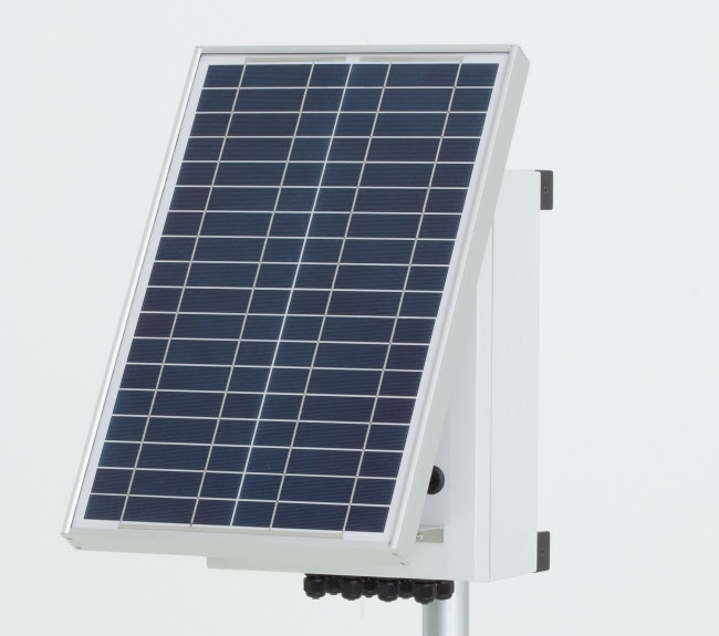 図　「ラズベリーパイ屋外稼動キット」の外装。太陽光発電モジュールが目立つ
