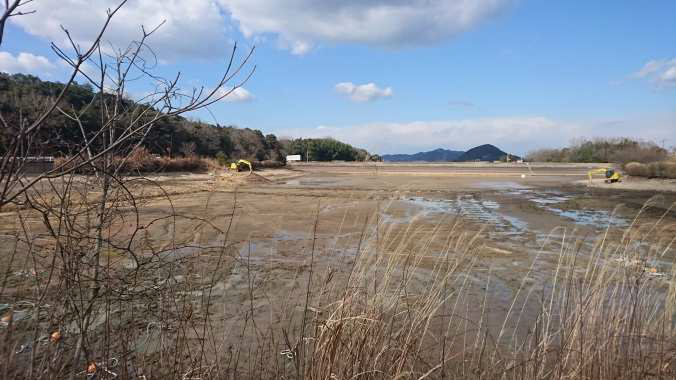 図　メガソーラー建設前の御田神辺池。排水して底面が見えている