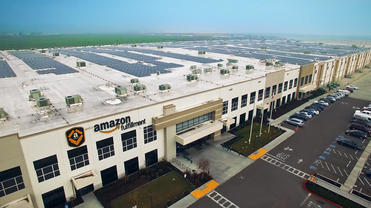 図　Amazonのパターソン配送センターの屋上。大量の太陽光発電モジュールが並んでいる
