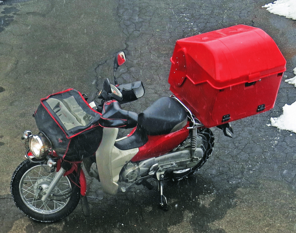 図　現在、日本郵便が配達に活用しているバイク。赤を基調としたカラーリングが大きな特徴