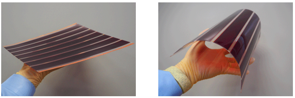 図　フィルム型色素増感太陽電池。曲げることも可能だ