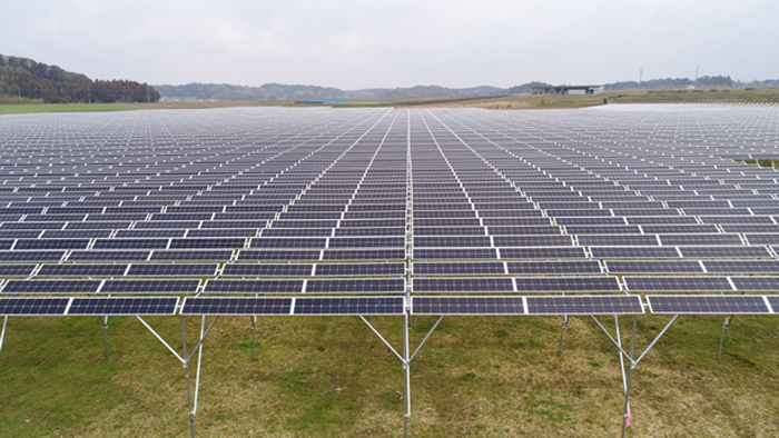 図　短冊状の太陽光発電モジュールを使用して、地面に十分な太陽光が当たるようにしている