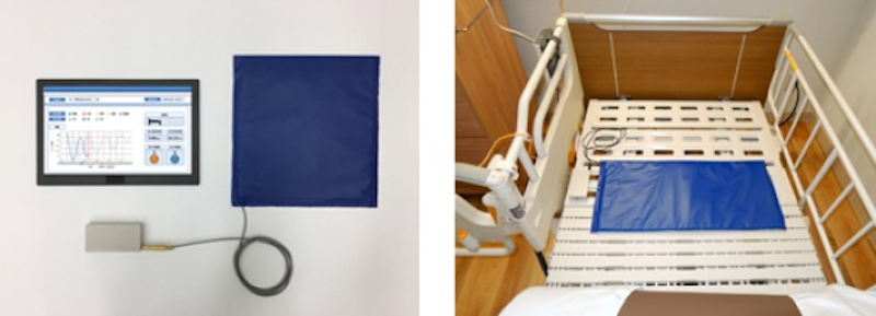 図　凸版印刷が開発した生体センサー（左）と、ベッドマットレスの下に敷いた様子（右）