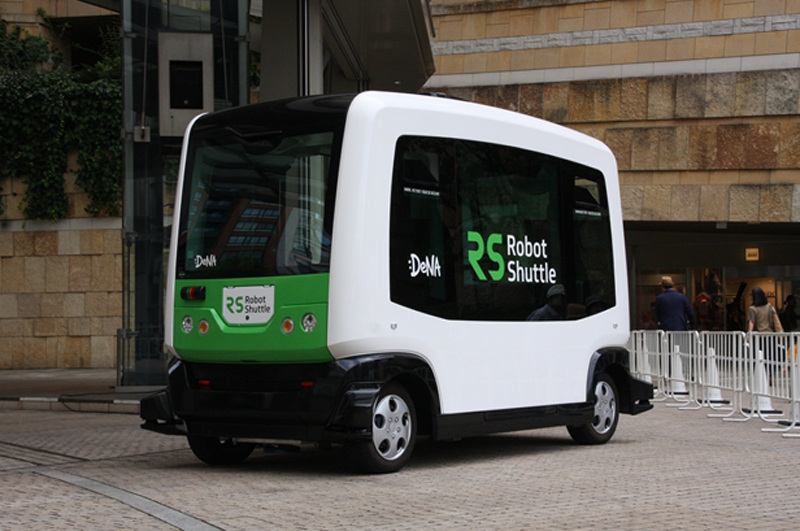 図　DeNAの無人自動運転機能付き電気バス「Robot Shuttle」