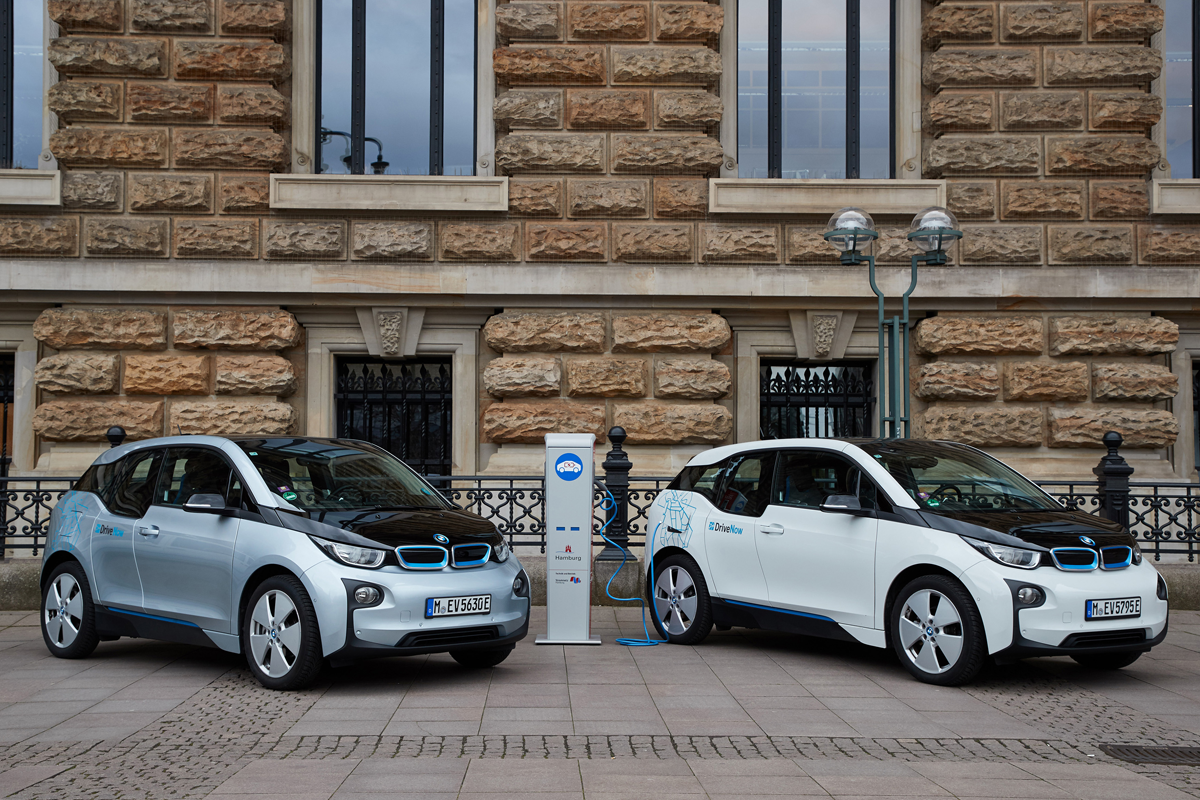 図　ハンブルグ市街に並ぶBMWのEV「BMW i3」と充電器