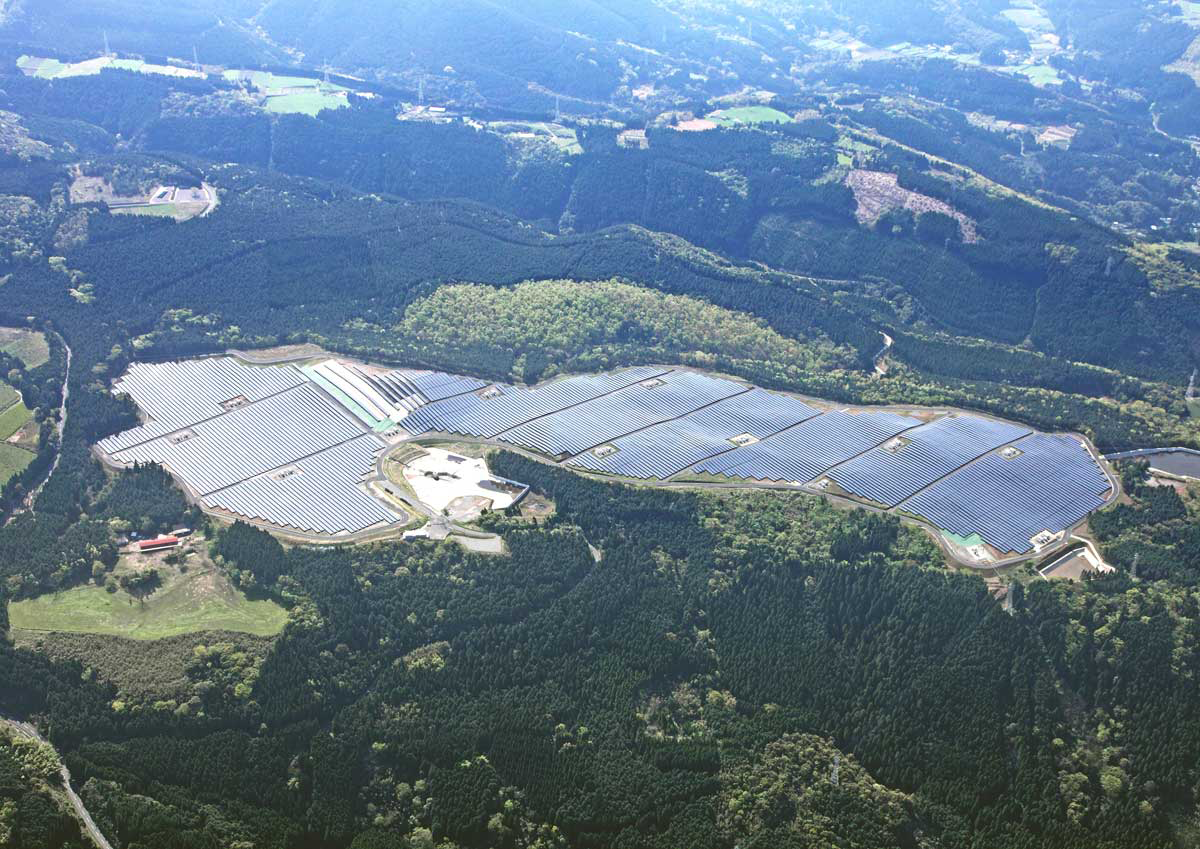 図　完成したソフトバンク鹿児島湧水ソーラーパーク