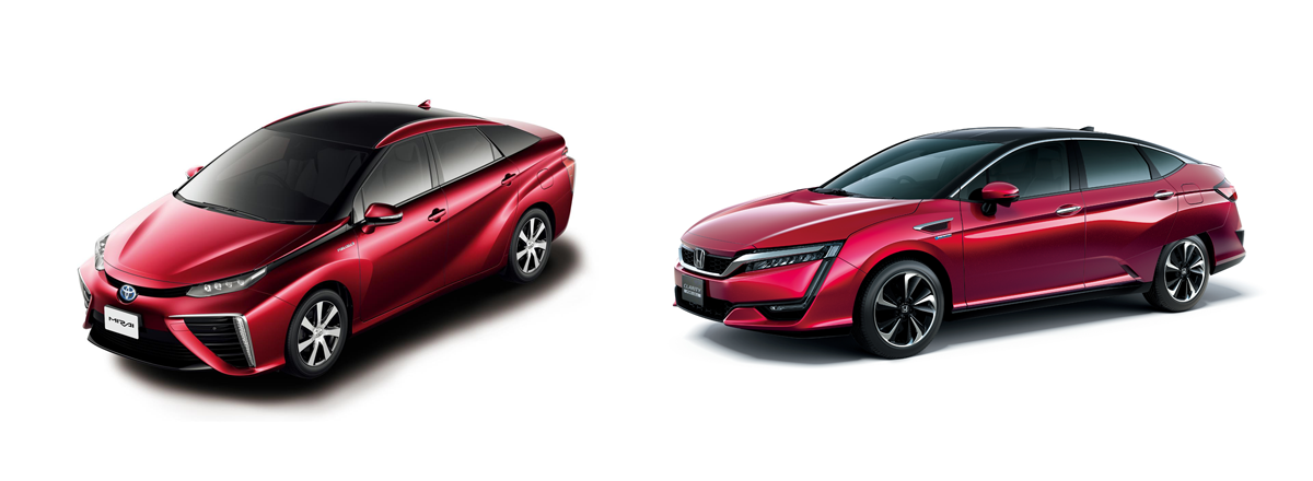 図　トヨタ自動車の「MIRAI」（左）。価格は723万6000円（税込）。本田技研工業の「CLARITY FUEL CELL」（右）。価格は766万円（税込）。かなり高いと言わざるを得ない