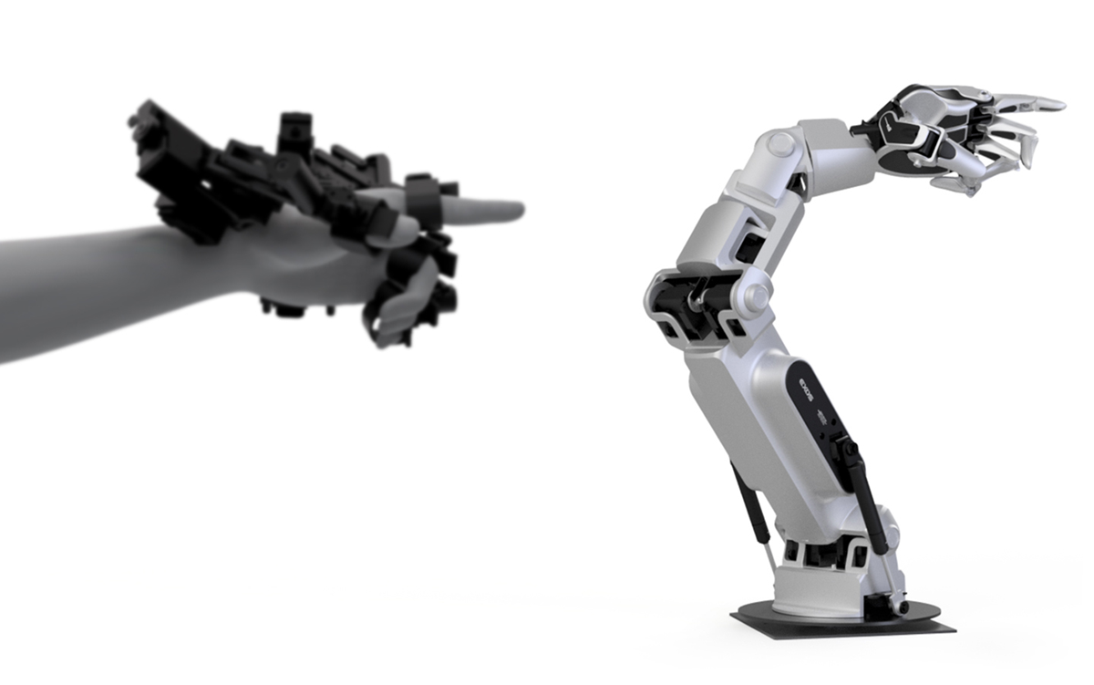 図　イクシーの「EXOS」。ロボットアームが検知した触覚をグローブを通して人間に伝える