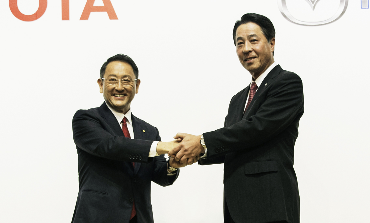 図　業務資本提携を発表するトヨタ自動車の豊田章男社長（左）と、マツダの小飼雅道社長