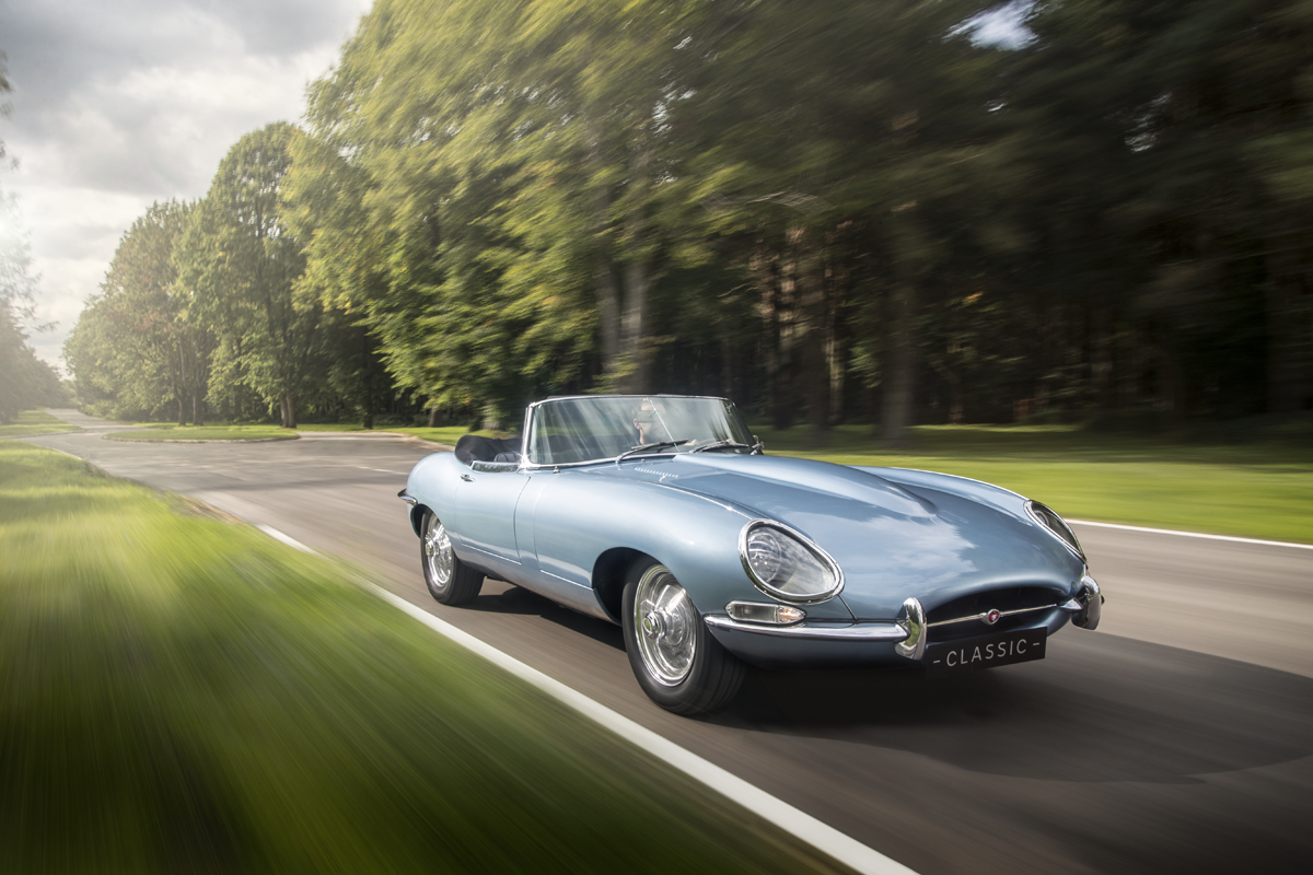 図　Jaguar Land Rover社が公開したEV「Jaguar E-type Zero」。1960～70年代に人気を博した「Jaguar E-type」のデザインのまま、EVとして開発したものだ