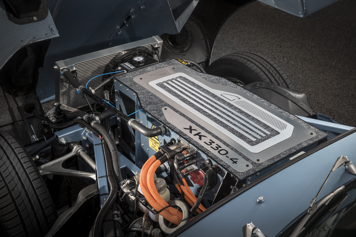 図　「Jaguar E-type Zero」の蓄電池とモーター。基となった車両のエンジンとギアボックスがあった場所に収めた