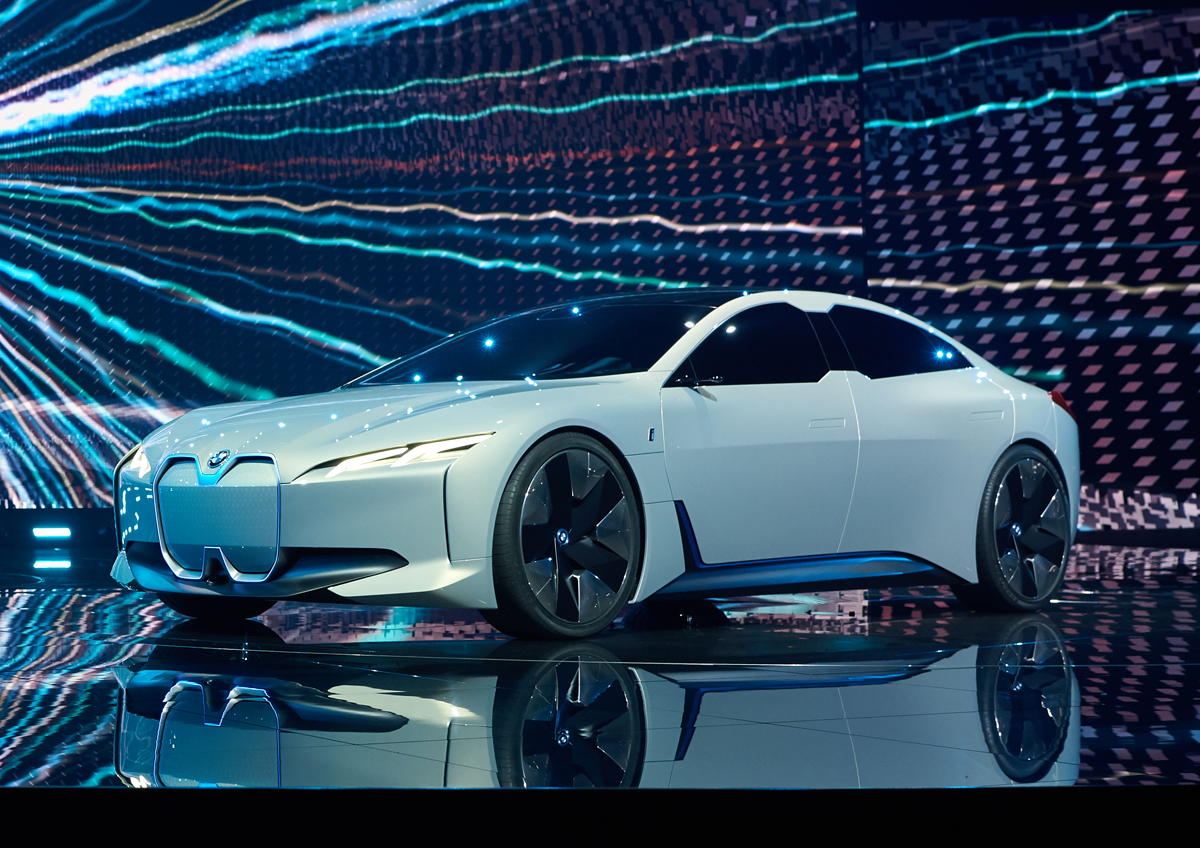 図　発表会に登場したBMW i Vision Dynamics