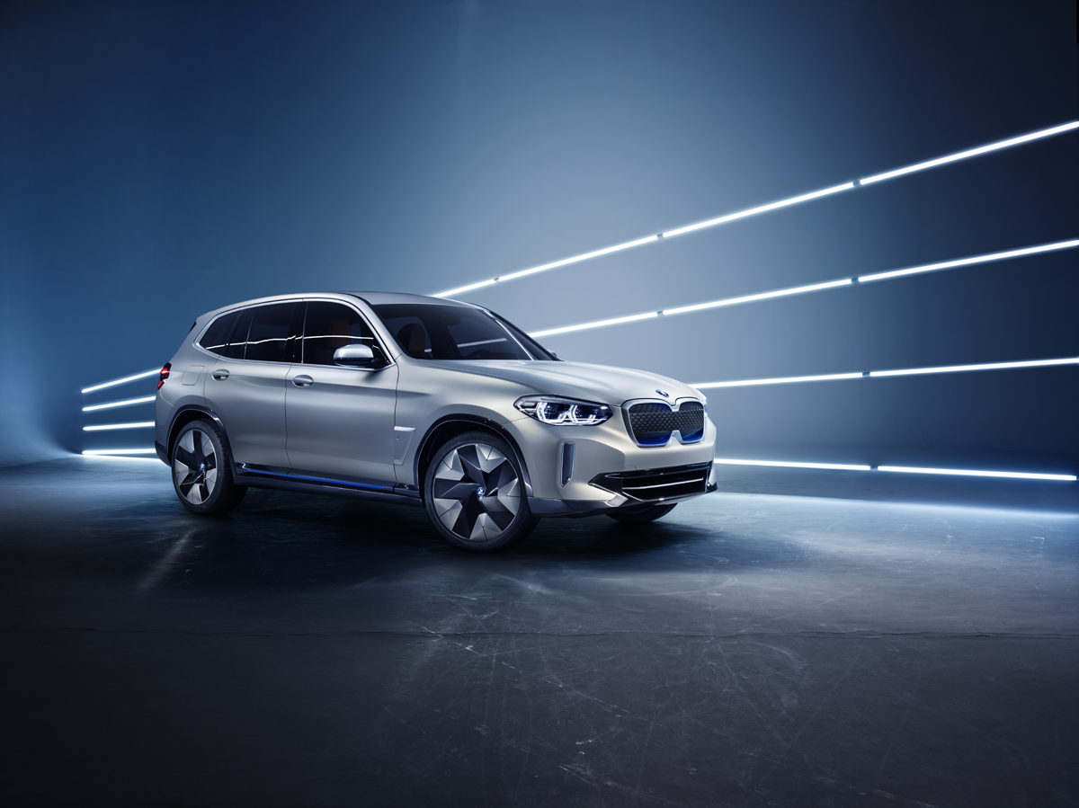 図　BMW Groupが北京モーターショウで世界初公開したEV「BMW Concept iX3」