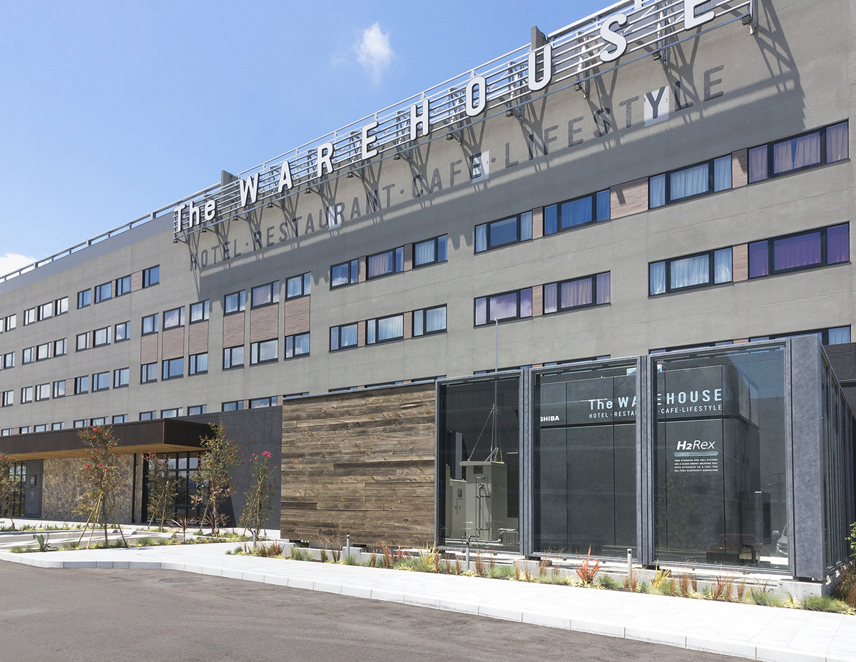 図　川崎キングスカイフロント東急REIホテルに設置した純水素型燃料電池「H2Rex」（写真右下）