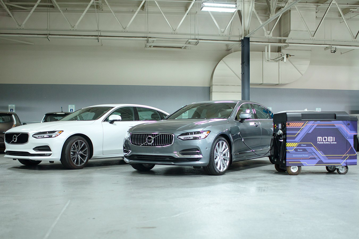 図　Volvo Carsの車両と、FreeWire TechnologiesのEV充電器（右）