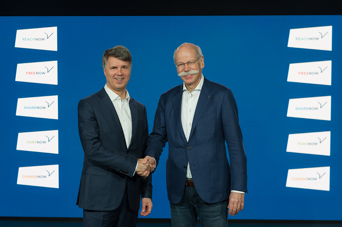 図　発表会で握手するBMW Group CEOのHarald Krüger氏（左）と、Daimler 取締役会会長のDieter Zetsche博士（右）