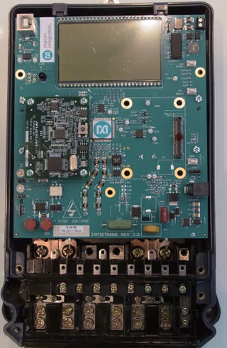 ▶ 米国Maxim（Maxim Integrated Products, Inc.）は本展示会初日の10月8日に、「計測」「セキュリティ」「通信」を組み合わせた高集積スマートメーター用システムオンチップ(SoC)「Zeus」（ゼウス）を発表。中央の青色の「M」のシール部分が「Zeus」。