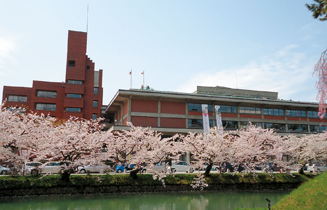 「さくらまつり」は弘前市役所近くの弘前公園で開催される。この時期、観光客は毎年約200万人訪れる。〔写真提供：弘前市〕