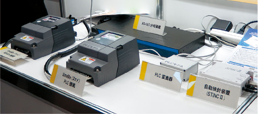 写真5　一括受電自動検針システムに使用される機器の例。左からRS-485接続の60A型SmaMe（スマートメーター）、PLC接続のSmaMe、PLC変換器（PLCモデム）、自動検針装置（STiNCⅡ）
