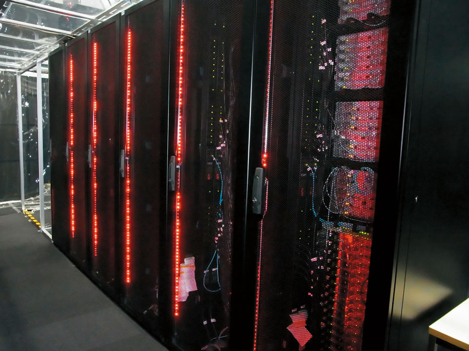 写真5　赤いランプで区分けされたスーパーホットアイルのサーバ群。