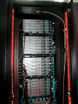 写真6　赤いランプで区分けされたスーパーホットアイルのサーバ群。