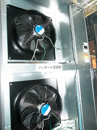 写真9　1台あたり56kWの電力の壁掛け方式の空調。