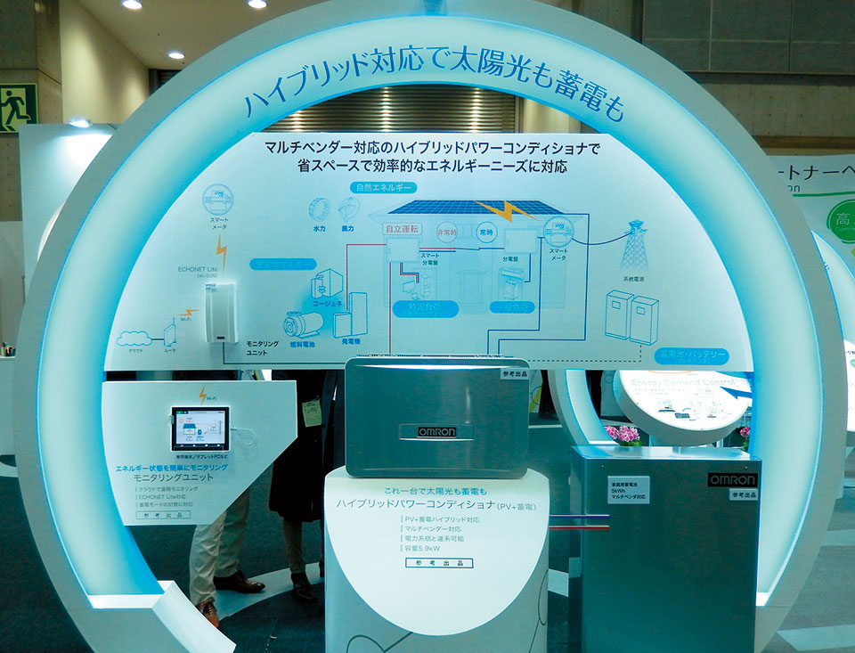 写真7　フジクラは、再生可能エネルギー用ケーブルとして、風力発電用耐捻回性ケーブルや太陽電池発電所用ケーブルなどを出展。太陽電池発電所用ケーブル（写真左）は、定格直流電圧（DC）1500Vで、1芯（1C）、2芯（2C）の両方を展示。ケーブルの導体サイズは、2mm2、3.5mm2から5.5mm2、8mm2、14mm2、22mm2、38mm2、さらに電気技術設備基準法の改正に合わせて、60mm2が追加ラインナップされた。<br />
