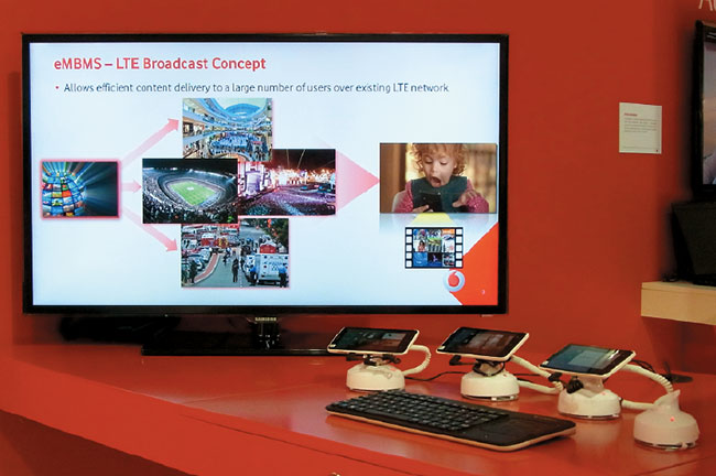 ボーダフォンで展示されていた、eMBMS（evolved Multimedia Broadcast Multicast Service）技術を用いたLTE Broadcastコンセプト（3GPP規格「LTE Broadcast」）。このほか、インテルブースにおいてもLTE Broadcastのデモが実施されていた。