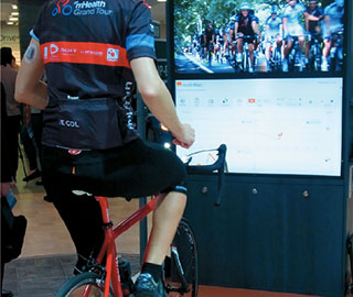 糖尿病対策用の自己モニタリングツール。Orange Healthcare製のHealth Mate。自転車をこぐと、乗り手の脈拍数や血糖値の数値が表示される。