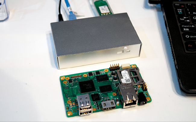 （株）アットマークテクノ（北海道札幌市）は、同社の組込みプラットフォームであるアルマジロシリーズを展示。CPUボードArmadillo-840（IoTゲートウェイ）に温度センサーを接続し、そのリアルタイムデータをパソコンに表示するデモを展開。同製品は、HDMI（High-Definition Multimedia Interface）対応で、Full HDサイズの外部出力が可能。また、基盤の両面に拡張インタフェースを搭載し、LCDタッチパネルやカメラなどのインタフェースにも対応している。