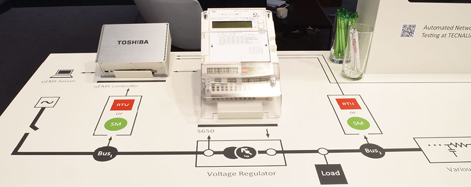 東芝・Lndis＋Gyerは、自動配電線管理システム（Automated Networking Management）を展示。同システムは、近年増加している太陽光発電や風力発電などの再生可能エネルギーやEV蓄電池などの系統への導入によって発生する、電圧の上昇（±10％制限）や、逆潮流現象などに対応するため、自動でモニタリングして管理し、問題解決を図るというもの。