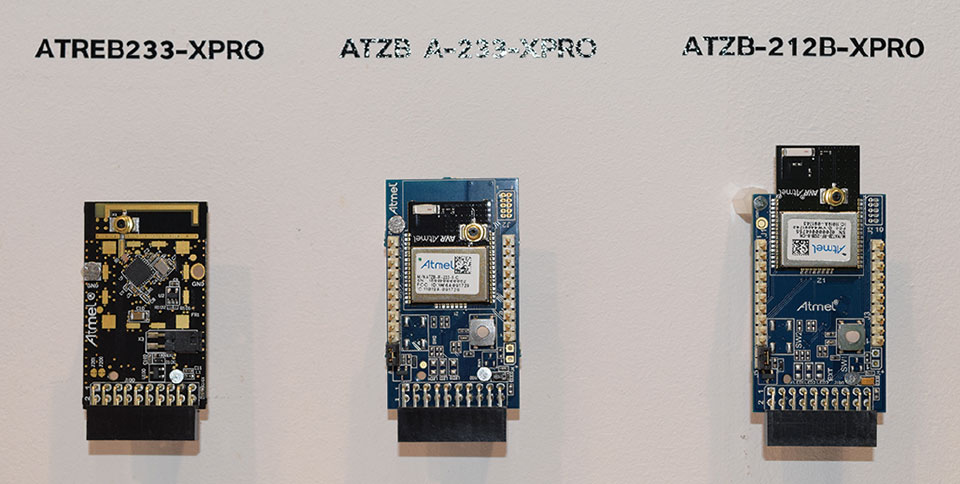 Atmel（アトメル）は、デュアルバンド通信デバイスを紹介。欧州（863〜870MHz、870~876MHz、915〜921MHz）、中国（470〜510MHz、779〜787MHz）、北米（902〜928MHz）、韓国（917〜923.5MHz）、日本（920〜928MHz）など各国のスマートメーター用通信の周波数に対応している。<br>同製品は、European Utility Week 2014に合わせてリリースされた。写真は、同デバイスを搭載した製品開発用の評価ボード。