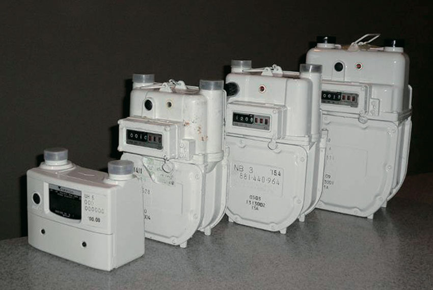 写真1　超音波式ガスメーター（左端）と膜式ガスメーター（右3台）
