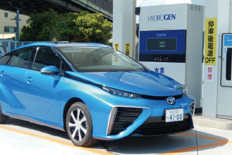 ▲ディスペンサーの前に停車しているトヨタ「MIRAI」