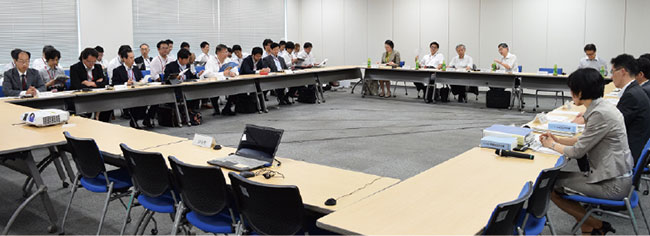 写真1　2015年7月9日に開催された第14回情報通信審議会 電気通信事業政策部会 電気通信番号政策委員会の様子