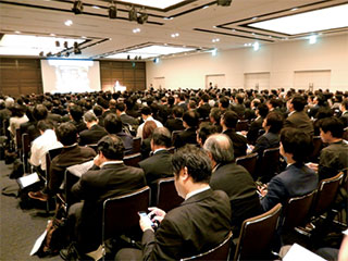 写真1　参加者450名で満席となった「IVI公開シンポジウム2016」の会場風景