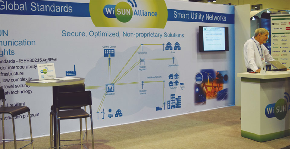 写真3　Wi-SUN Allianceブース。写真のボブ・ハイル氏（前ZigBee Alliance会長兼CEO）は、2015年6月にWi-SUN Allianceの標準担当ディレクターに就任。
