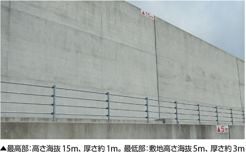 写真4　1〜4号機の防潮堤（堤防）：鉄筋コンクリート造擁壁タイプ