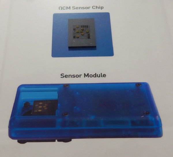 写真2　においセンサーのQCMセンサーチップ（上）とセンサーモジュール（下）