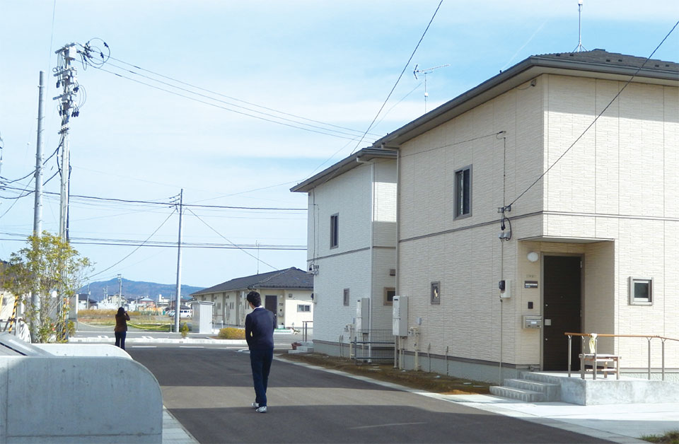 写真7　手前右の2棟は戸建住宅。奥に見えるのが集合住宅（太陽光発電49.9kWを設置）