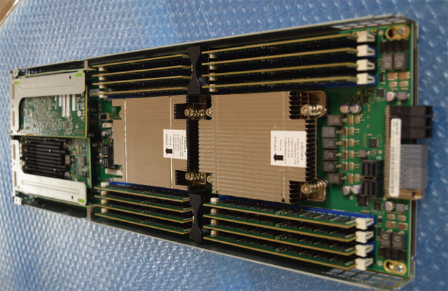 写真2　インテルの高機能CPU「Xeon」2個（中央）を搭載した1台のサーバ