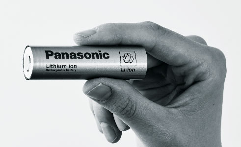 写真2　円筒形リチウムイオン電池（サイズ：直径18mm×高さ65mm）